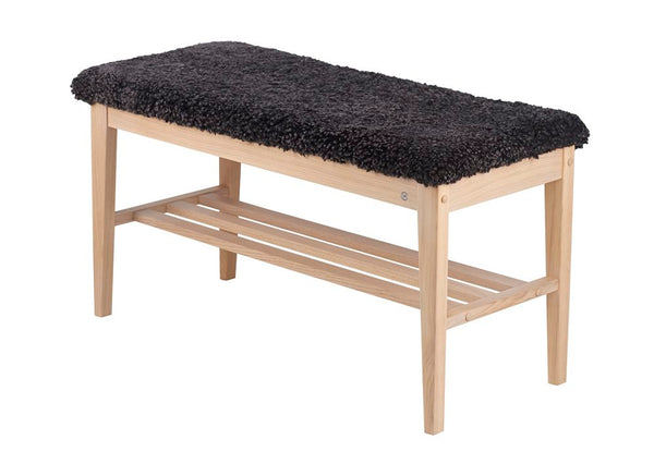 Hallbänk med svart sittdyna och hylla i ljust trä för skor och förvaring