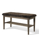 Hallbänk med pälsöverdrag i grått och träben med hyllplan, skandinavisk design