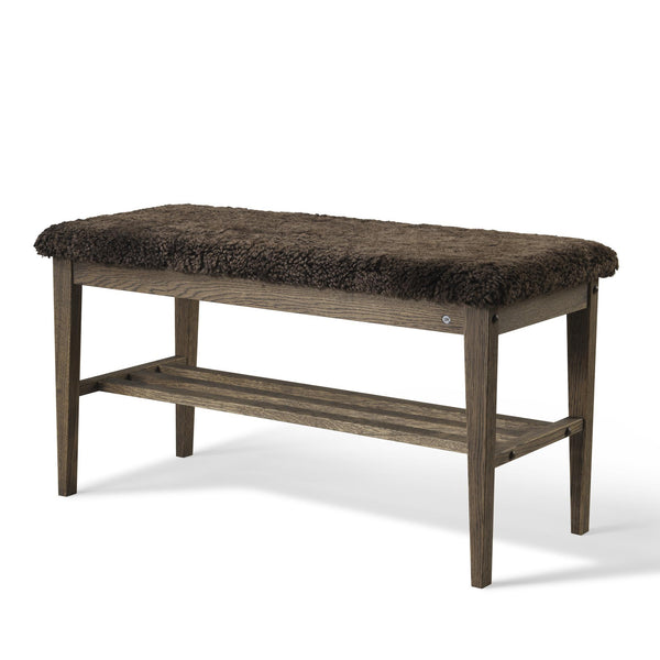 Hallbänk med pälsöverdrag i grått och träben med hyllplan, skandinavisk design