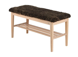 Bänk med ljust trä och mörkgrå fårskinnsdyna, med förvaring under sitsen