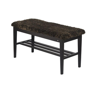 Hallbänk med svart trästomme och grå/brun fårskinnsdyna samt hylla för skoförvaring