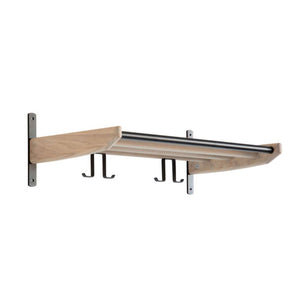 Väggmonterad hattshylla i trä med metallkrokar och stång för klädhängare