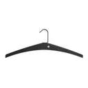 Svart klädhängare med metallkrok och mjuk yta för skonsam förvaring av kläder