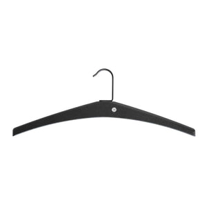 Svart klädhängare med metallkrok och mjuk yta för skonsam förvaring av kläder