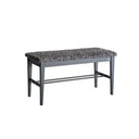 Grå hallbänk med luggmatta och skoförvaring, mörkgrå sits och träben med metallhylla