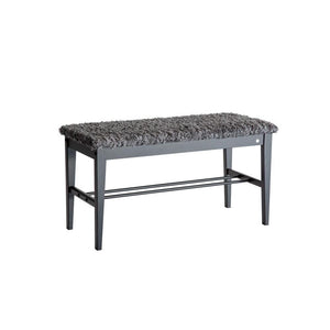 Grå hallbänk med luggmatta och skoförvaring, mörkgrå sits och träben med metallhylla