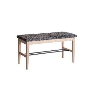 Hallbänk i ljust trä med grå mockaimitation och svart fotplatta för skoförvaring