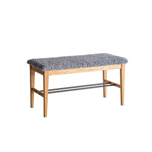 Hallbänk i ek med grå fårskinnsdyna och hylla för skoförvaring