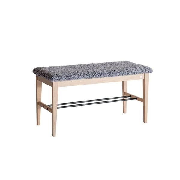 Hallbänk med grå teddy-sits och ljust trä, inkluderar skohylla i metall under sitsen