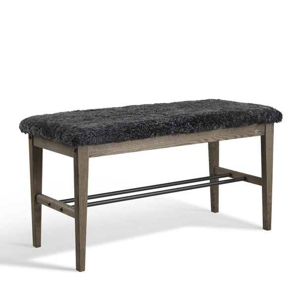 Hallbänk med grå fuskpälssits och skoställ i mörkgrått trä, skandinavisk design