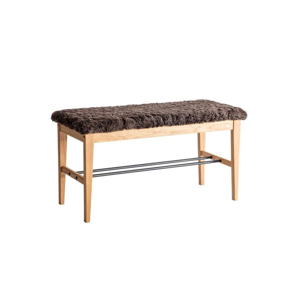 Hallbänk i ljust trä med brun pälsklädsel och metallhylla för skoförvaring