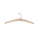 Träklädhängare med metallkrok i ljust trä för garderob