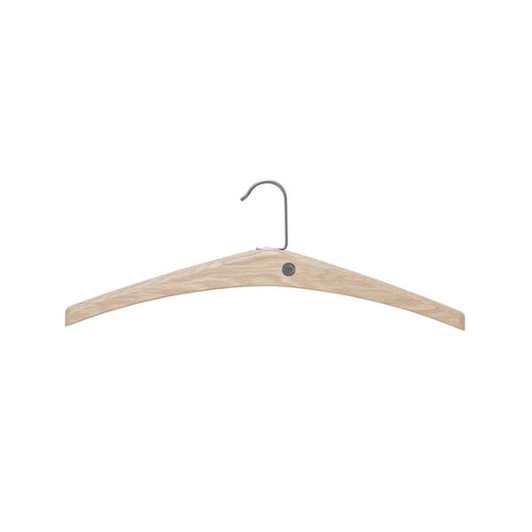 Träklädhängare med metallkrok i ljust trä för garderob
