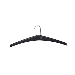 Svart trägalge med metallkrok för kläder