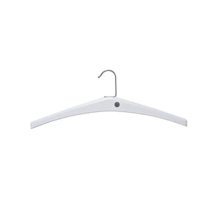 Vit klädhängare i trä med metallkrok för garderob