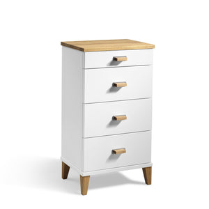 Vit byrå med fyra lådor och trädetaljer i ek, moderna träben och matchande handtag