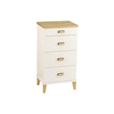 Vit byrå med fyra lådor och ljusa trädetaljer i skandinavisk design