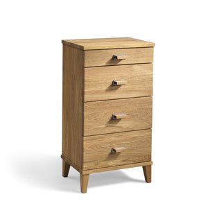 Byrå i ek med fyra lådor och sneda ben i modern skandinavisk design