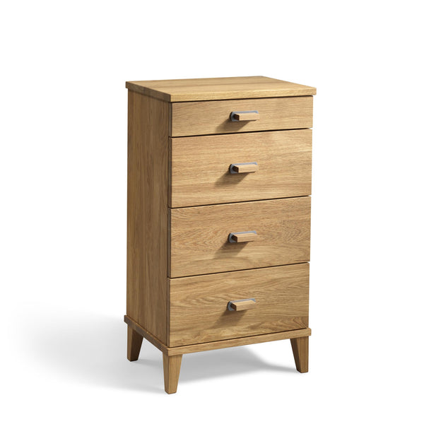 Byrå i ek med fyra lådor och sneda ben i modern skandinavisk design