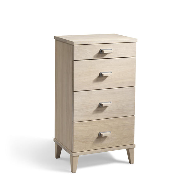 Ljus byrå med fyra lådor och metallhandtag på träben i modern skandinavisk stil