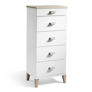 Vit smal byrå med fem lådor och ljusa trädetaljer, moderna handtag i metall och träben
