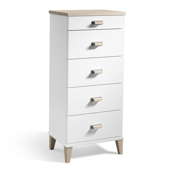 Vit smal byrå med fem lådor och ljusa trädetaljer, moderna handtag i metall och träben