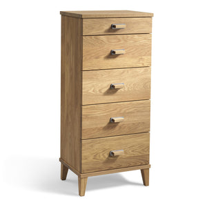 Byrå i ek med fem lådor och moderna handtag, smal design med träben