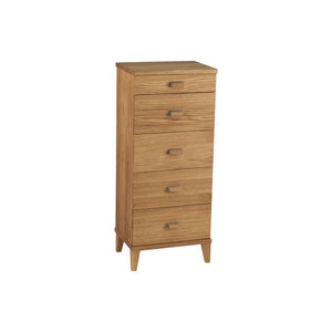 Byrå i ek med fem lådor och smala handtag, stående på spetsiga ben