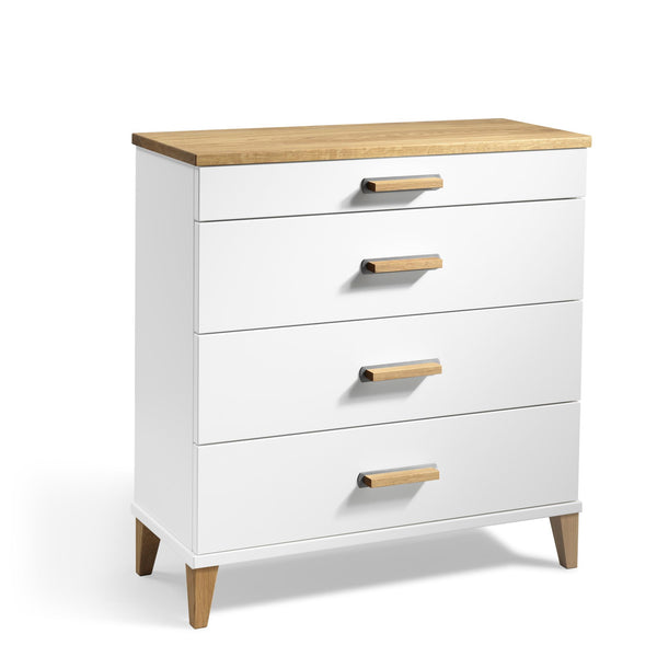 Vit byrå med fyra lådor och ek-detaljer, moderna trähandtag och ben i skandinavisk design