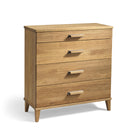 Byrå i ek med fyra lådor och trähandtag, moderna ben i skandinavisk design