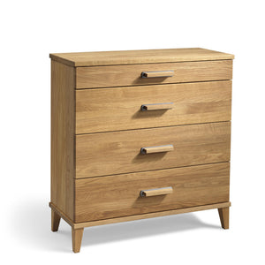 Byrå i ek med fyra lådor och trähandtag, moderna träben i skandinavisk design