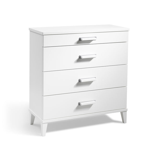 Vit byrå med fyra lådor och silverfärgade handtag på vita ben