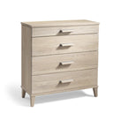 Byrå med fyra lådor i ljust trä med silverfärgade handtag och smal sockelbas