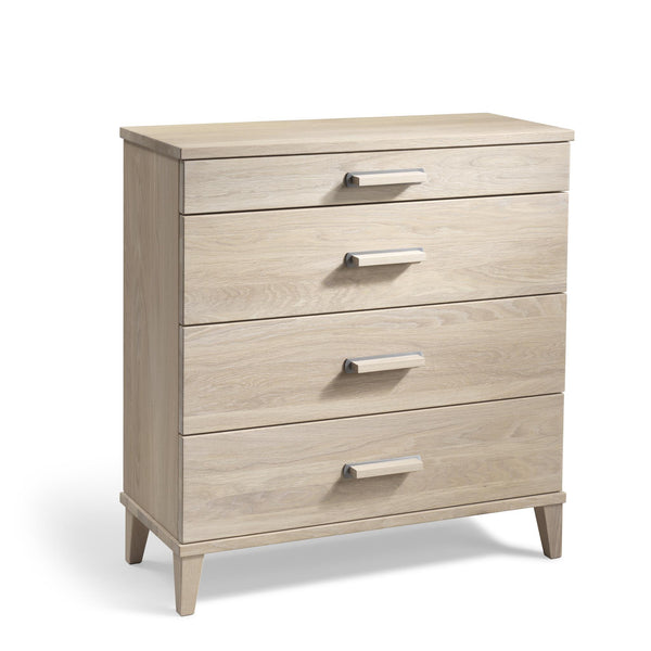Byrå med fyra lådor i ljust trä med silverfärgade handtag och smal sockelbas