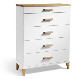 Vit byrå med fem lådor och trädetaljer i ek, moderna trähandtag och träben