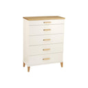 Vit byrå med fem lådor och trädetaljer i ek, moderna trähandtag och smalare ben