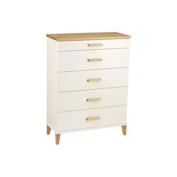 Vit byrå med fem lådor och trädetaljer i ek, moderna trähandtag och smalare ben