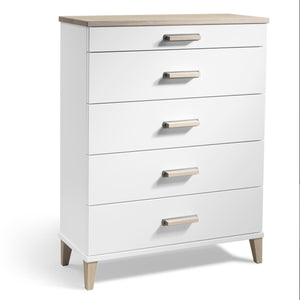 Vit byrå med fem lådor och ljust trä detaljer, moderna handtag i metall och trä