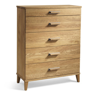 Byrå i ek med fem lådor och metallhandtag, moderna ben i trä