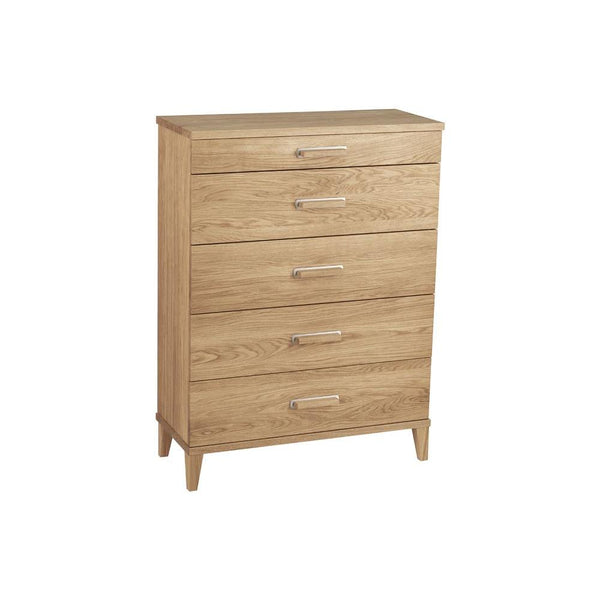 Byrå i ljust trä med fem lådor och smala metallhandtag, moderna ben i skandinavisk design