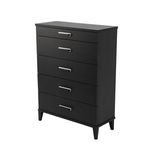 Svart byrå med fem lådor och silverfärgade handtag på ben i modern design