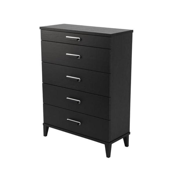 Svart byrå med fem lådor och silverfärgade handtag på ben i modern design