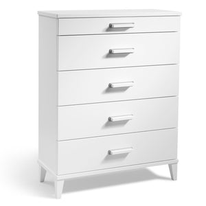 Vit byrå med fem lådor och kromade handtag på ben i modern skandinavisk design