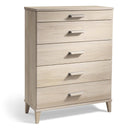 Byrå med 5 lådor i ljust trä med metallhandtag och spetsiga ben i skandinavisk stil