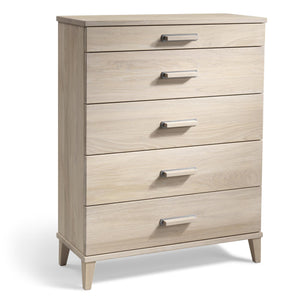 Byrå med 5 lådor i ljust trä med metallhandtag och spetsiga ben i skandinavisk stil