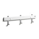 Vit krokgavel med tre metallfästen och två vita knappar för väggmontering