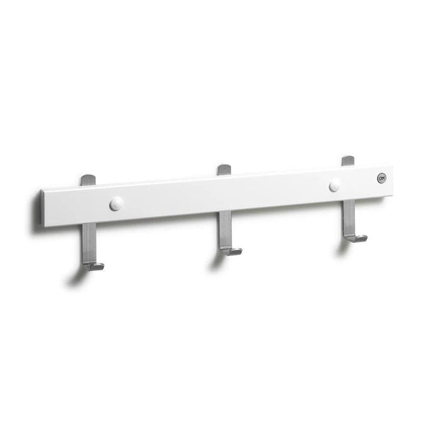 Vit krokgavel med tre metallfästen och två vita knappar för väggmontering