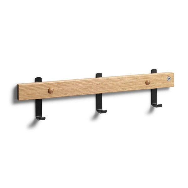 Krokställning i ek med tre svarta krokar och träknoppar för väggmontering