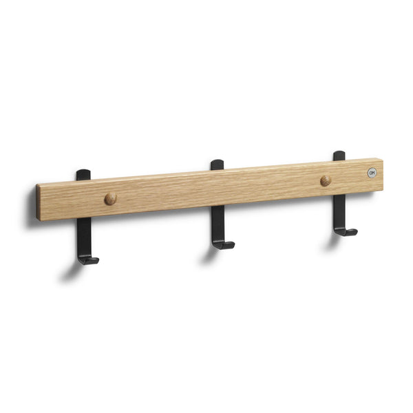 Väggmonterad klädhängare i ek med tre svarta krokar och två träknoppar