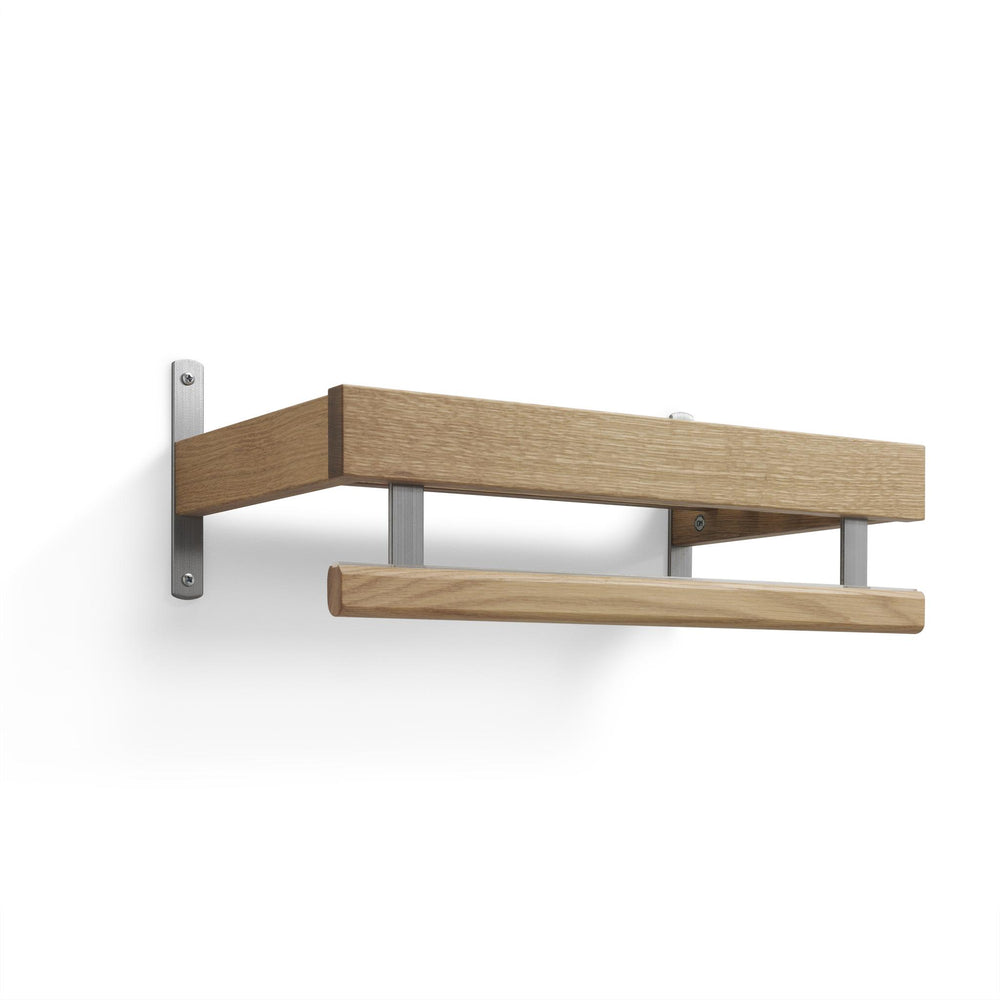Väggmonterad hylla i ek med silverfärgade metallbeslag och rundad stång för upphängning